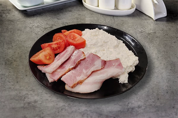 SVJEŽI SIR S VRHNJEM I ŠPEKOM